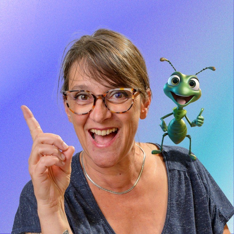 Portrait de Laurette Gillet, rédactrice web freelance et fondatrice de Mission Visibilité, avec la mascotte la Fourmi Verte sur l’épaule.